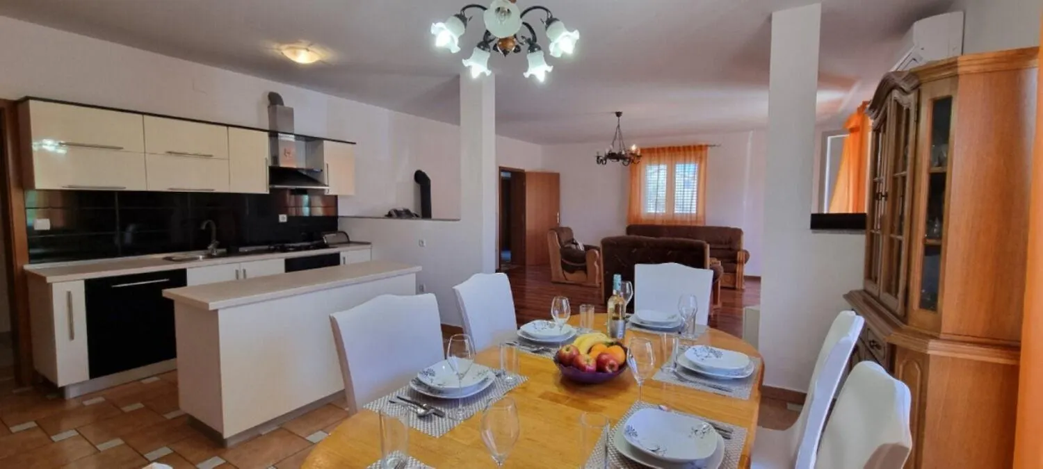Holiday Home Ron - Spacious Garden Pula 0*,